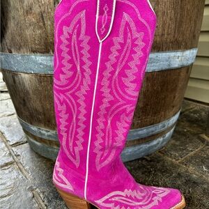 Ariat size 7, beautiful color that pops!